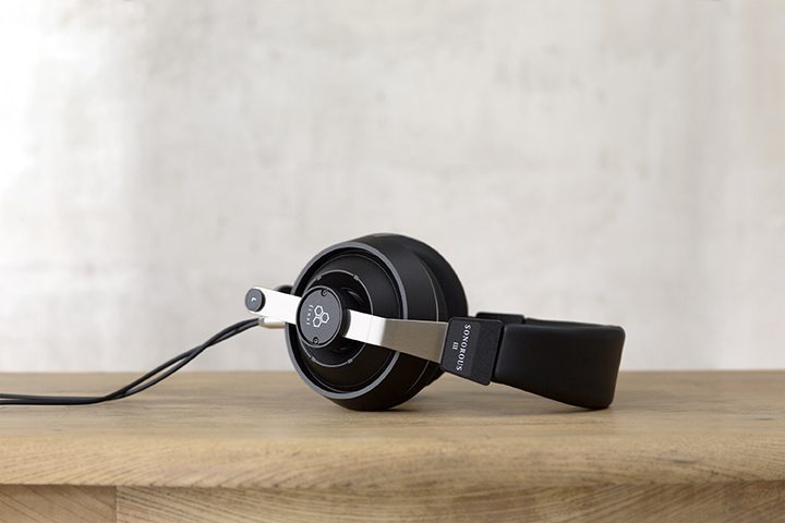 Final SONOROUS III headphones